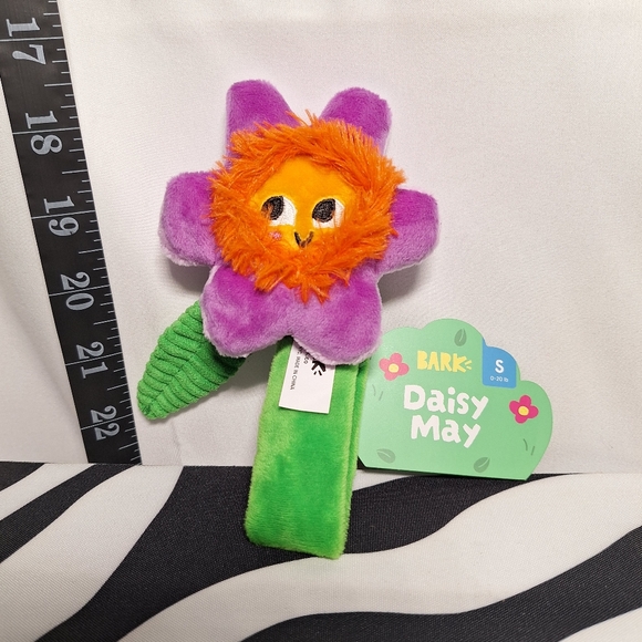 NWT Bark *BarkBOX* SunnySpot Garden theme box with 3 toys and 3 treats - S - Picture 6 of 16